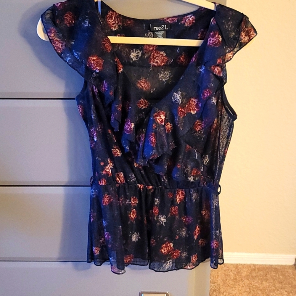 Large floral Rue 21 top